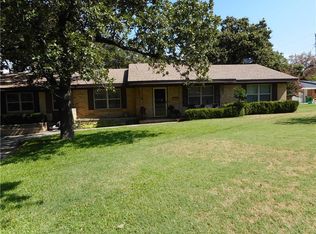 1400 Hulme St, Bowie, TX 76230