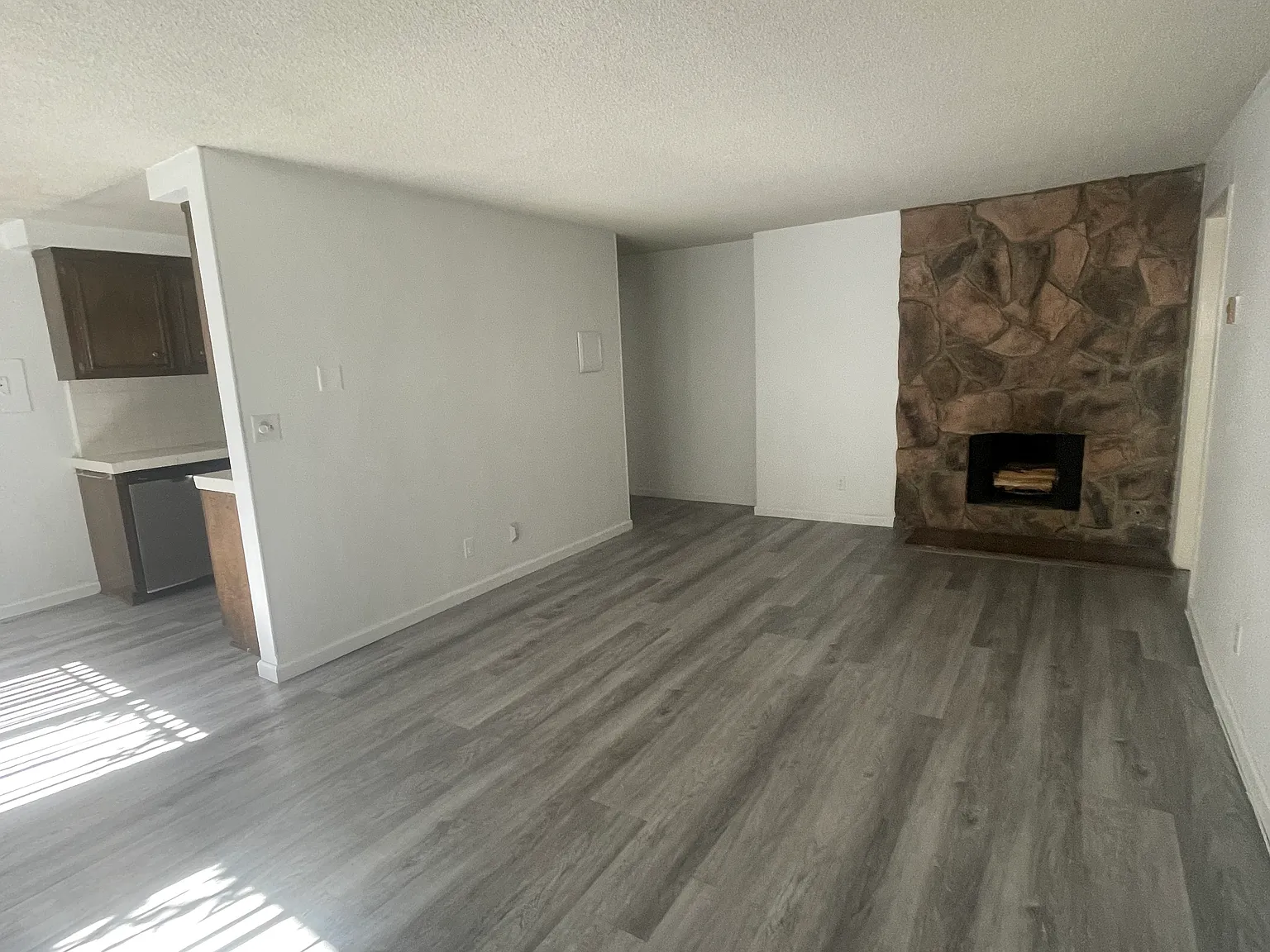 1 bed, 1000 sqft, $2,200 — Photo 3