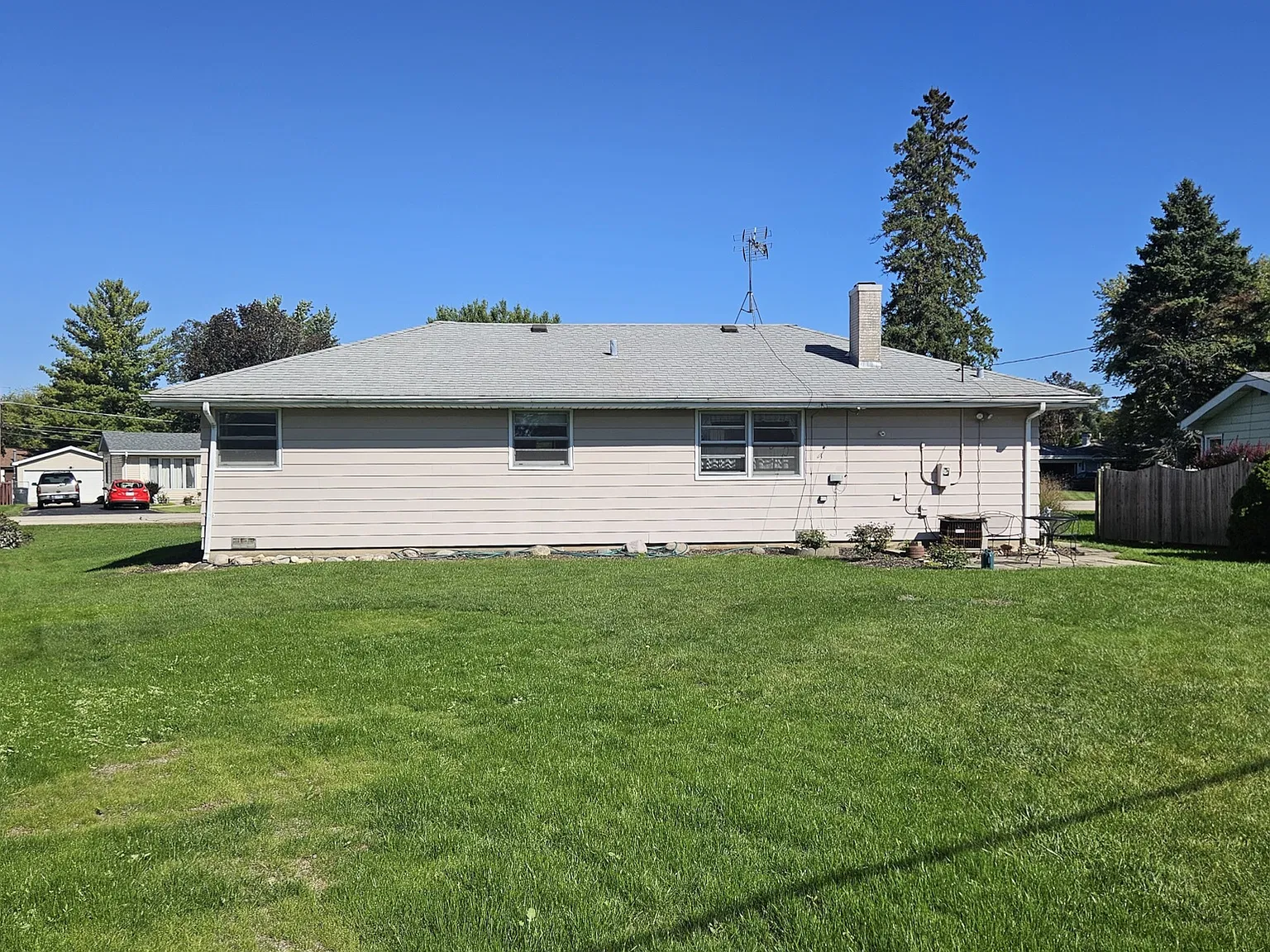 3 bed, 1016 sqft, $2,100 — Photo 3