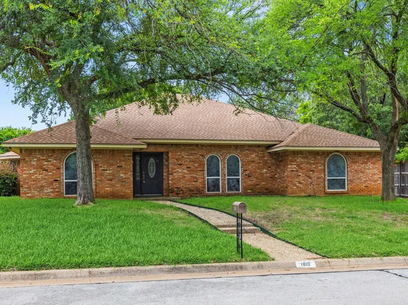 1810 Waterwood Dr, Arlington, TX 76012