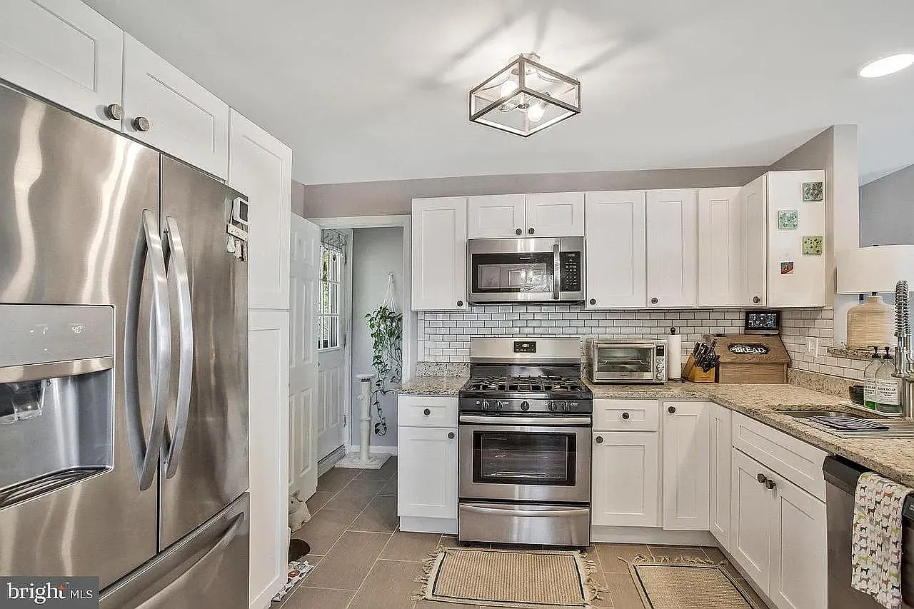 4 bed, 2400 sqft, $3,100 — Photo 1