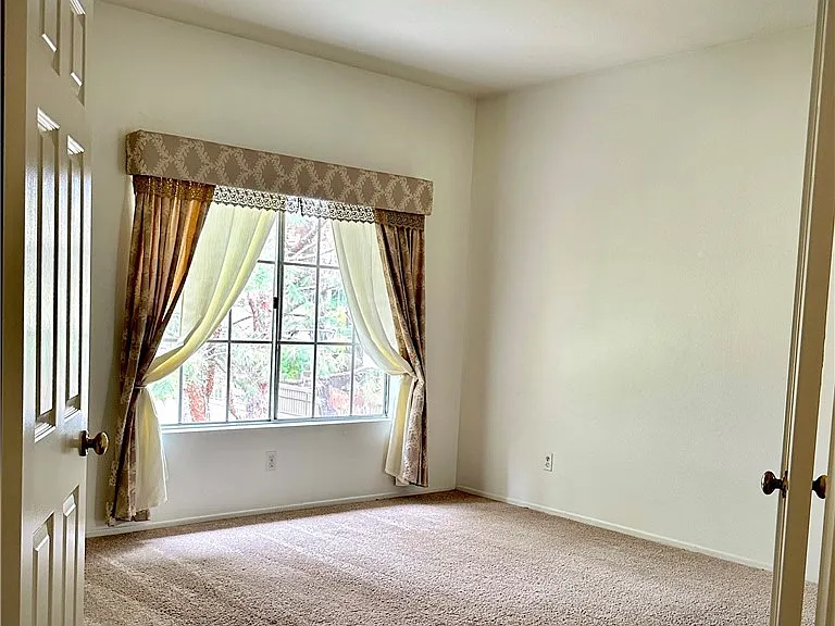 541 S Glenhurst Dr — Photo 12