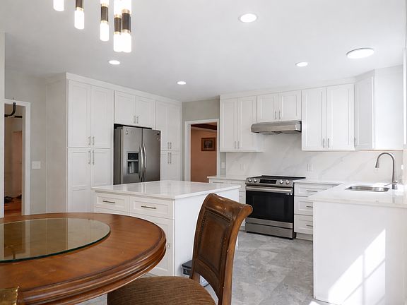 5th image of 119 Woodshire Ln