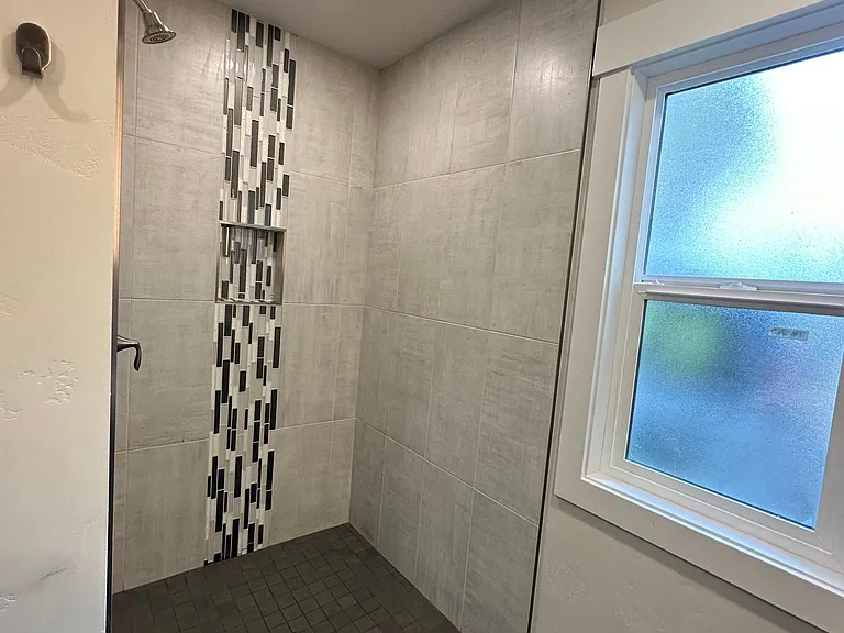 624 NE Olney Ave — Photo 26