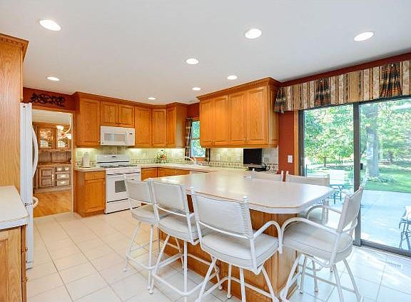3rd image of 2305 Fountain Ln N