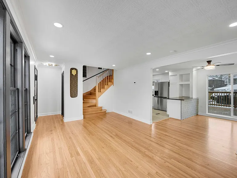 10606 S Vernon Ave — Photo 5