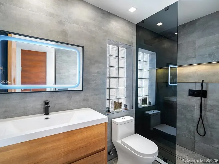 20824 NE 30th Pl — Photo 26