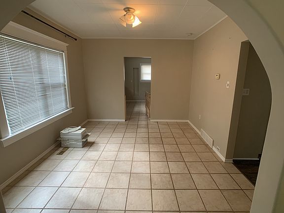 Open plan living-dining r...