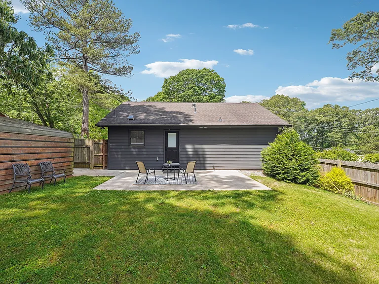 2450 Hillcrest Dr — Photo 17