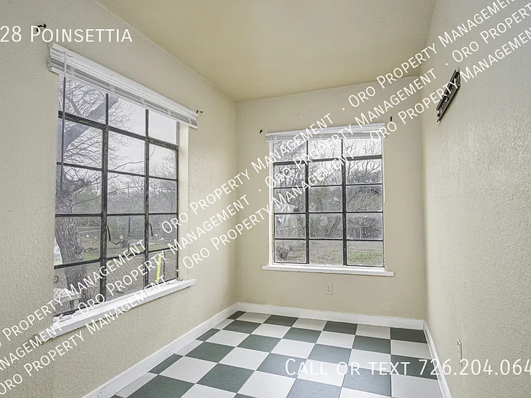 928 Poinsettia — Photo 2