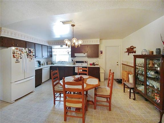 4th image of 631 Swallow Dr
