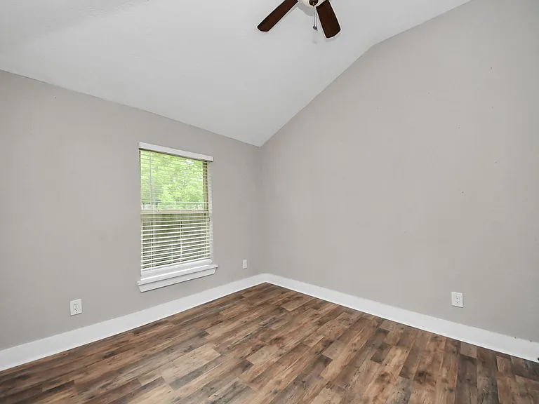 1322 E 36th St — Photo 31