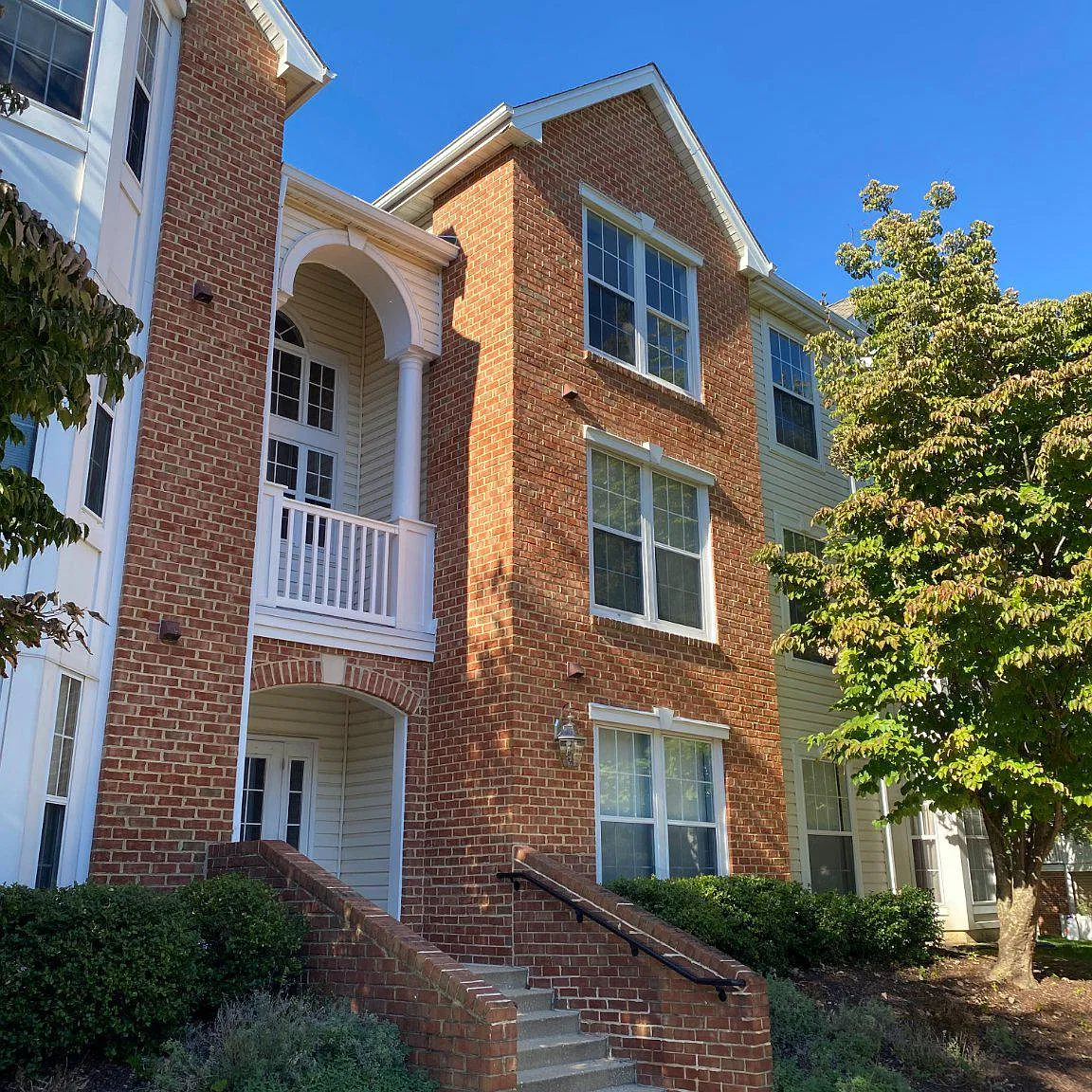 3 bed, 2.0 bath, 1350 sqft, $2,700 — Photo 1