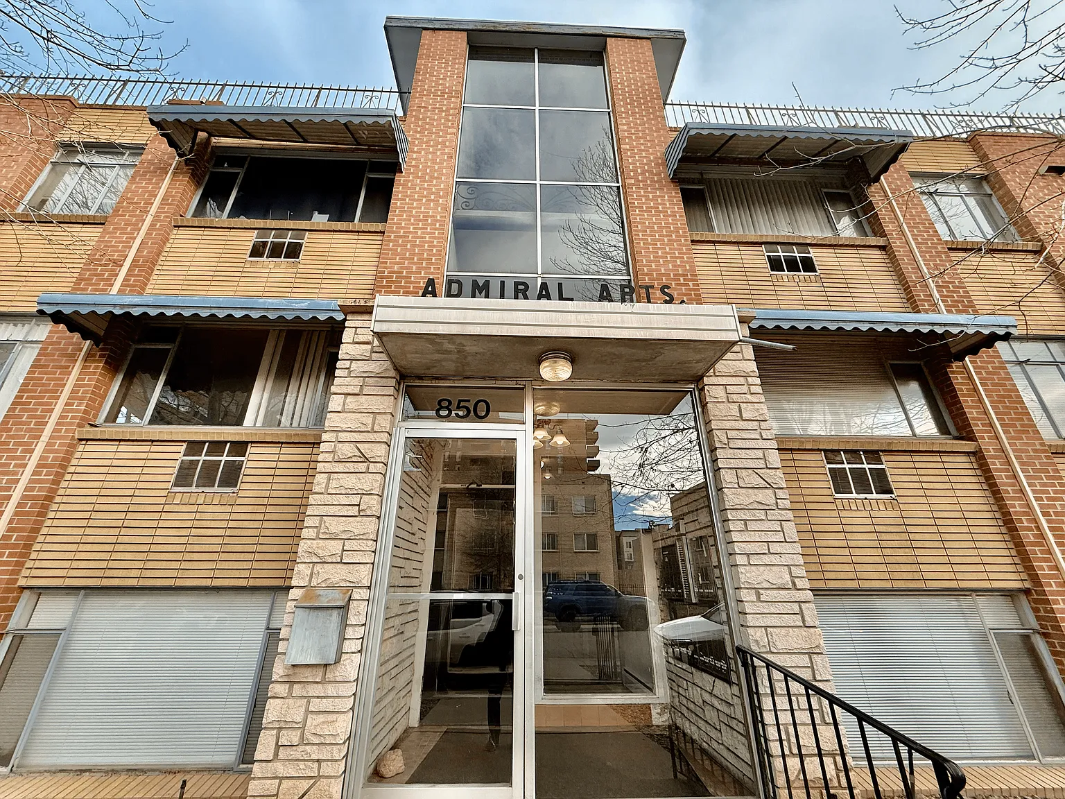 Admiral Apartments — Photo 1