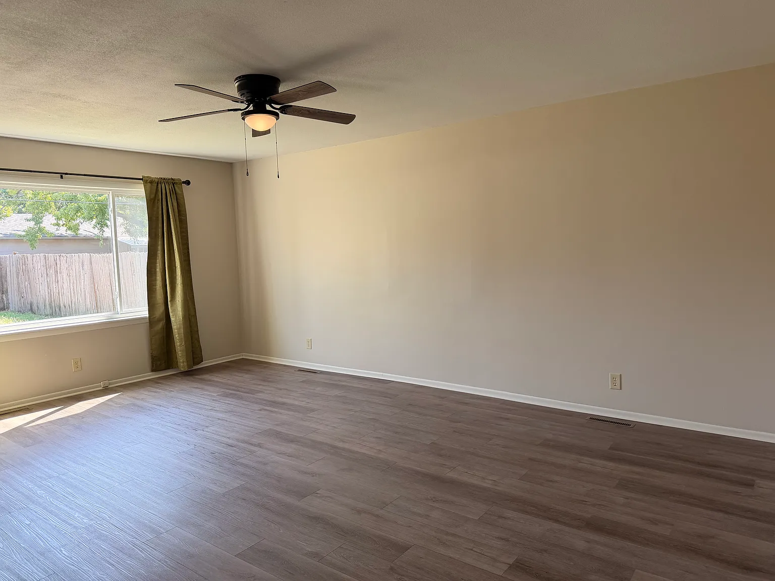 3 bed, 1.5 bath, 1292 sqft, $1,500 — Photo 2