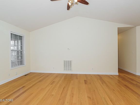 3rd image of 880 Glenfield Dr