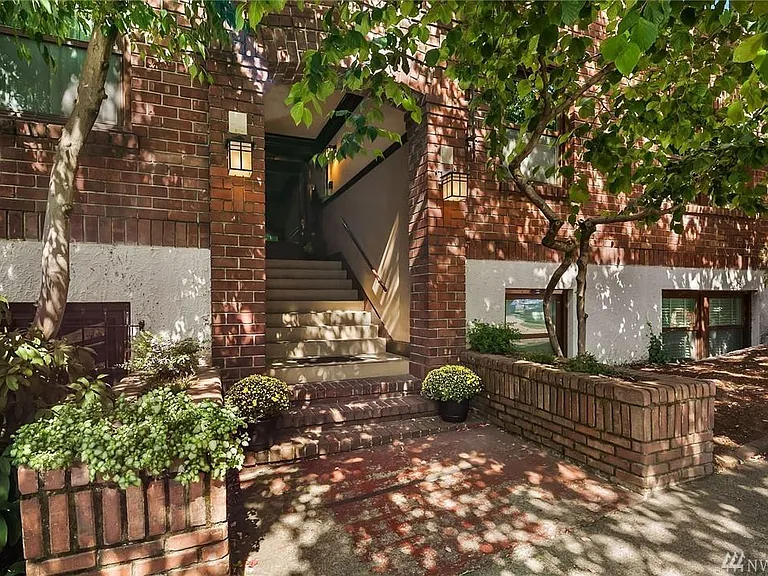 516 E Thomas St #301 — Photo 13
