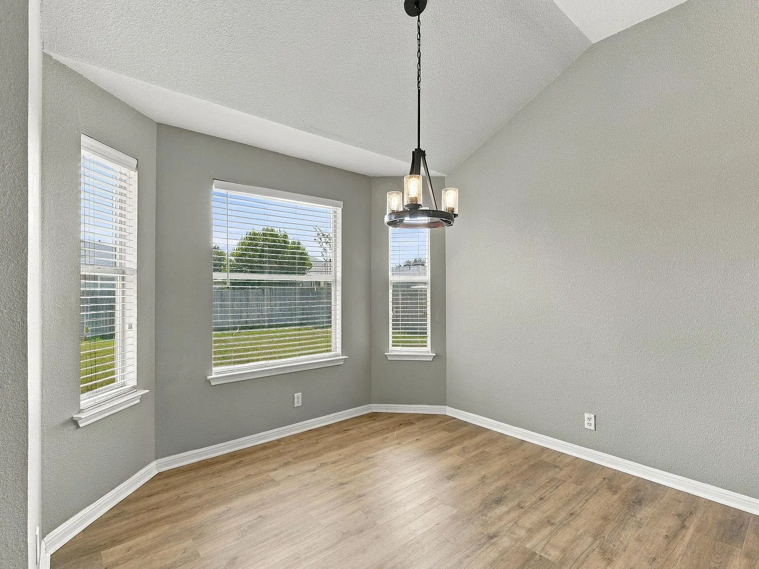 3 bed, 2.0 bath, 1623 sqft, $1,800 — Photo 4