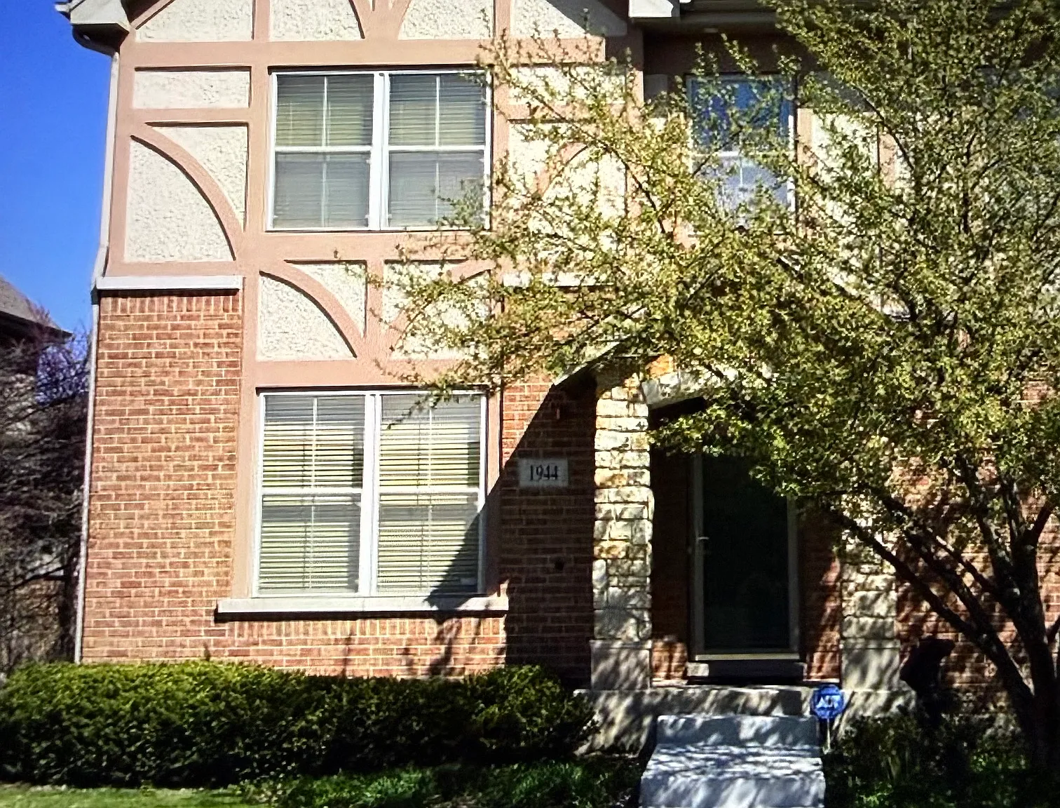 3 bed, 2444 sqft, $4,900 — Photo 1