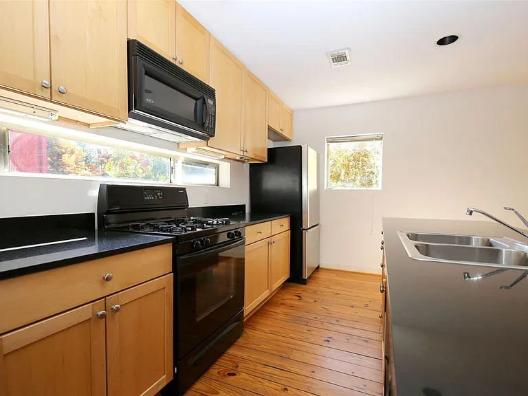 2819 Crawford St — Photo 8