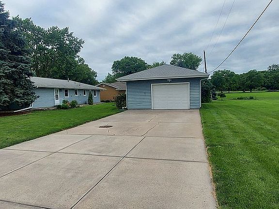 4th image of 208 Rose Ave