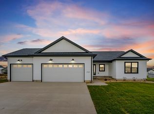 2721 Autumn Woods Dr, Cedar Falls, IA 50613