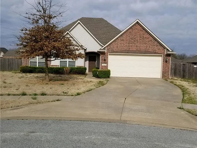 2537 N Vickers Pl — Photo 1