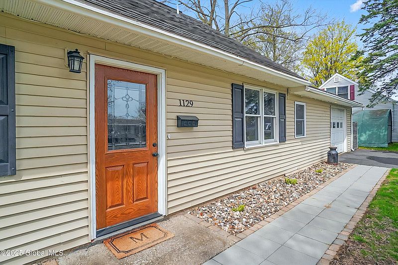2nd image of 1129 Outer Drive