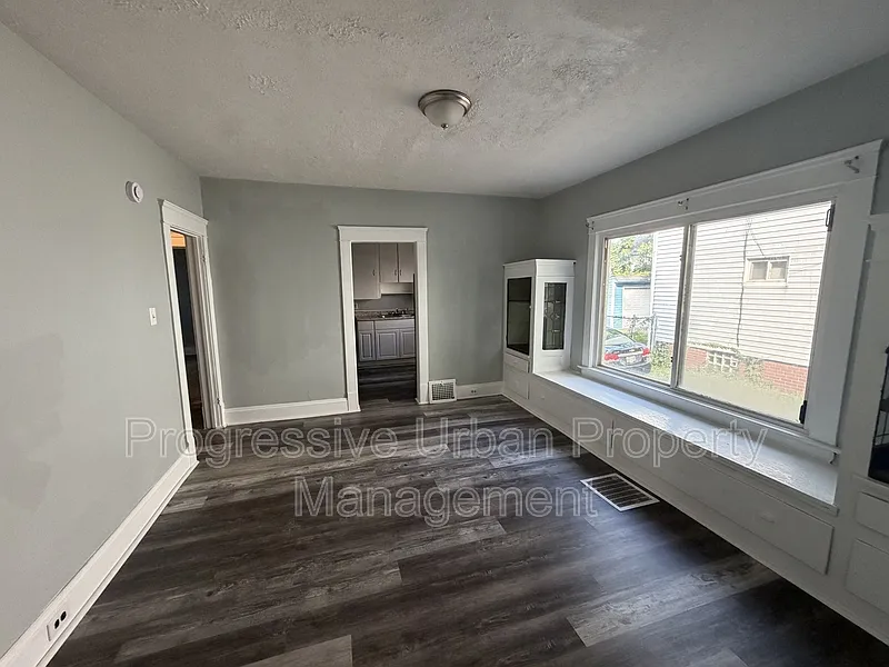 2 bed, 1.0 bath, 1221 sqft, $995 — Photo 4