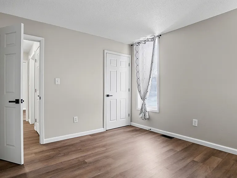 1225 E Lewis St — Photo 9