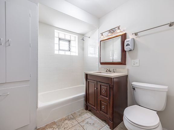 5th image of 2110 N Avers Ave