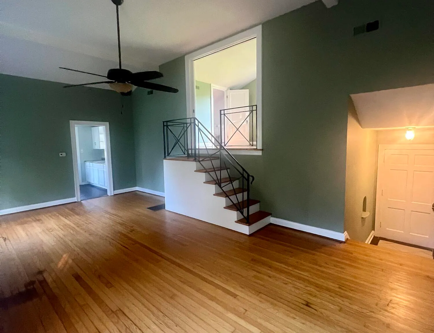 2 bed, 1.0 bath, $1,100 — Photo 2