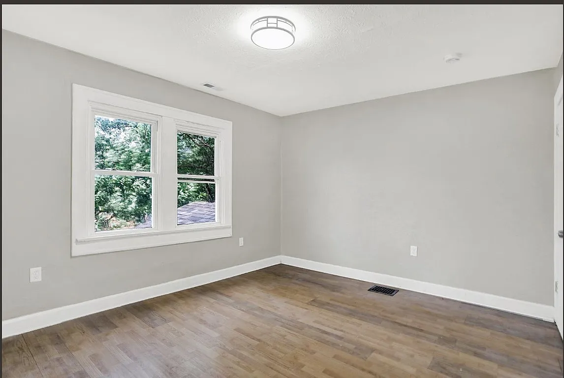 3 bed, $1,550 — Photo 2
