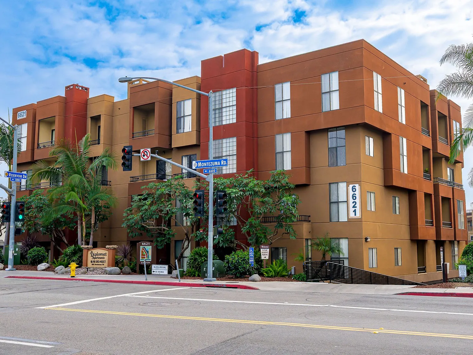 Diplomat Apartments — Photo 1