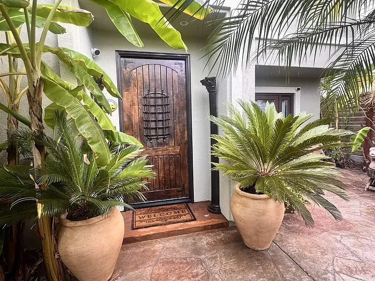 633 Fern Gln — Photo 2