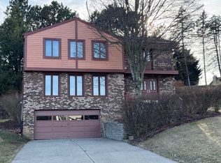1049 Old Post Rd, South Park, PA 15129