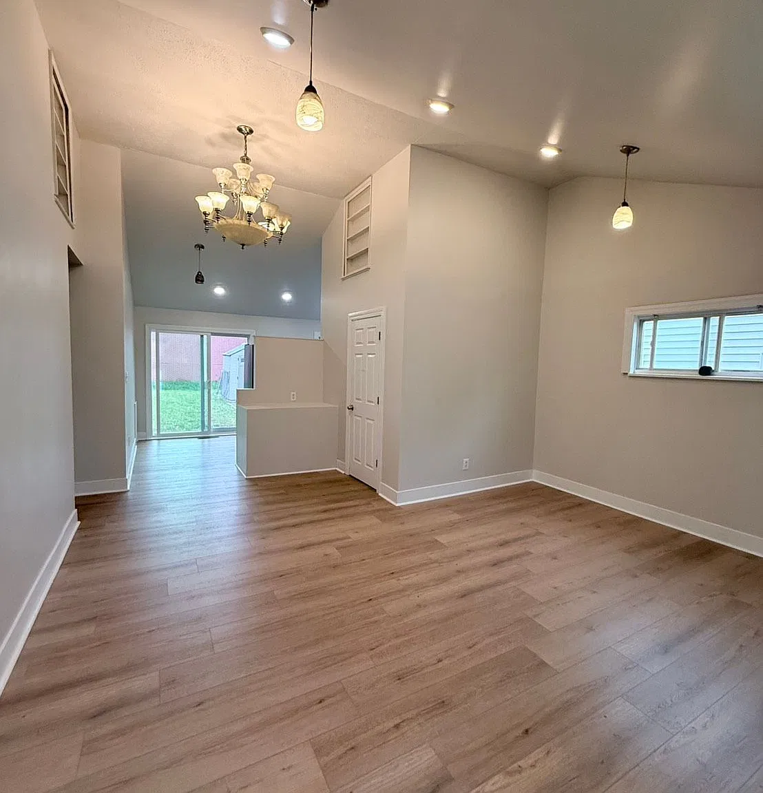 Updated 3 Bed / 1 Bath Ranch - Cleveland 44111 — Photo 1