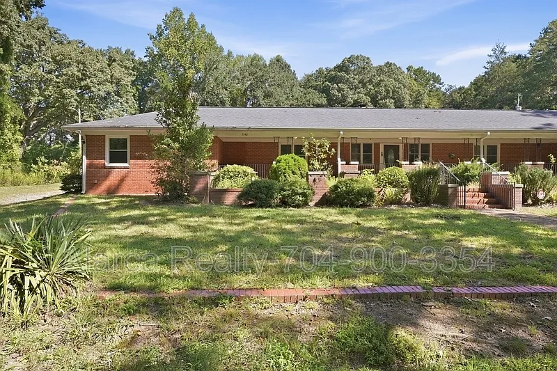 4 bed, 2100 sqft, $1,650 — Photo 2