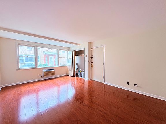 4th image of 3201 W Berwyn Ave APT 1S