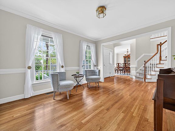 4th image of 110 Green Willow Ct