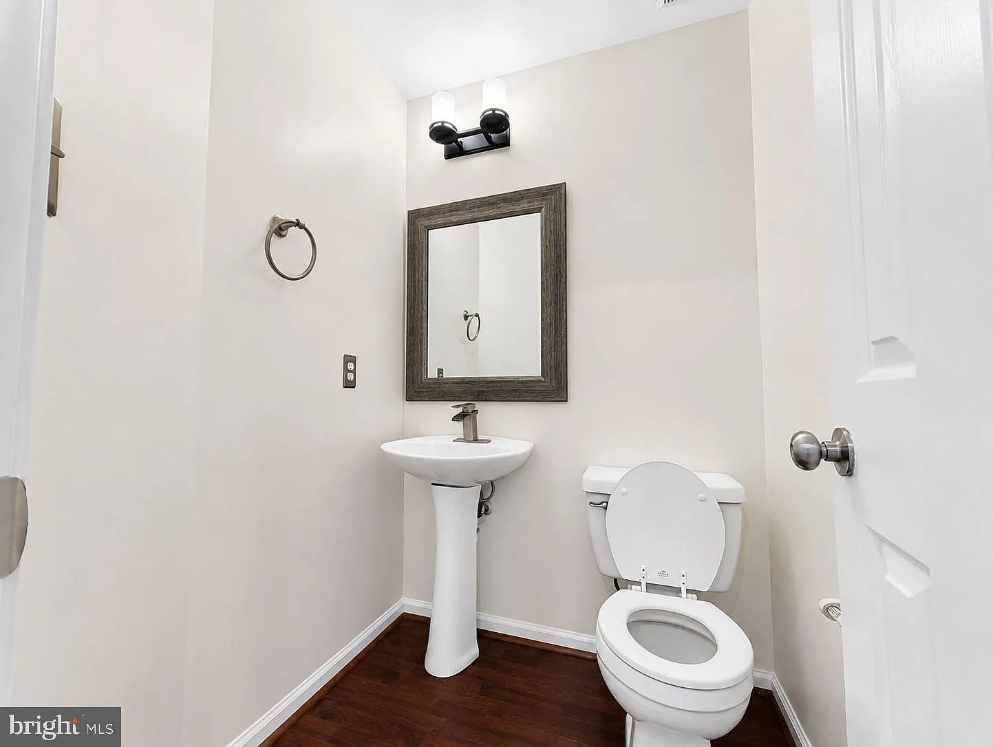 4 bed, 3.5 bath, 1824 sqft, $2,990 — Photo 3