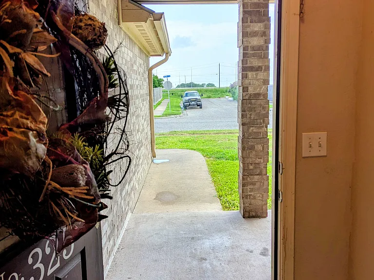 325 Pacific Dr — Photo 6