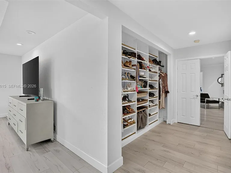981 Waterside Cir — Photo 33