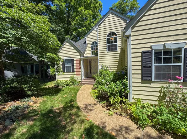 202 Blackthorn Ln, Charlottesville, VA 22902