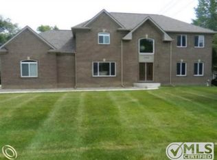 1049 Thames Dr, Rochester Hills, MI 48307