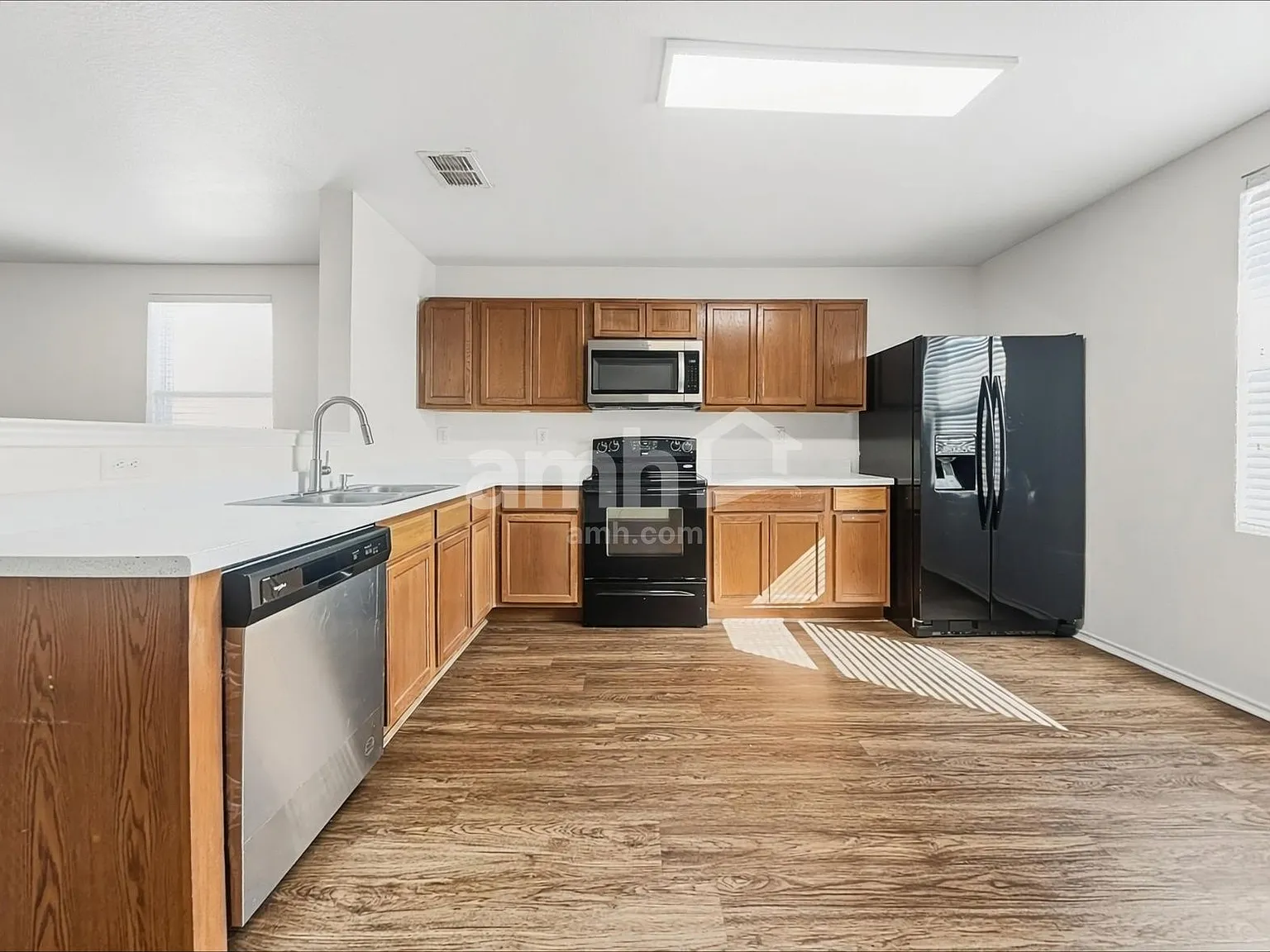 3 bed, 2.0 bath, 1708 sqft, $2,300 — Photo 3