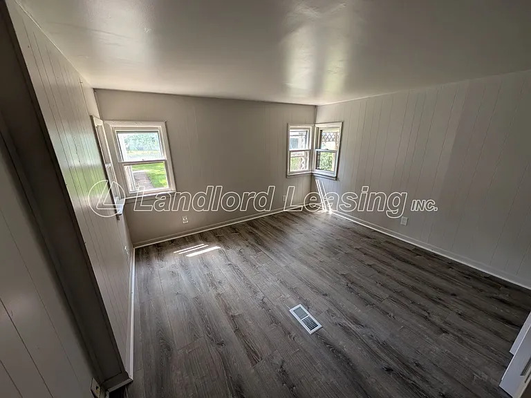 566 Jackson St — Photo 8