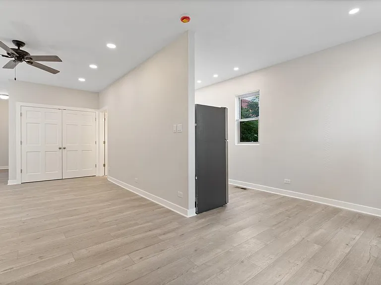 2742 N Seminary Ave #CH2 — Photo 3