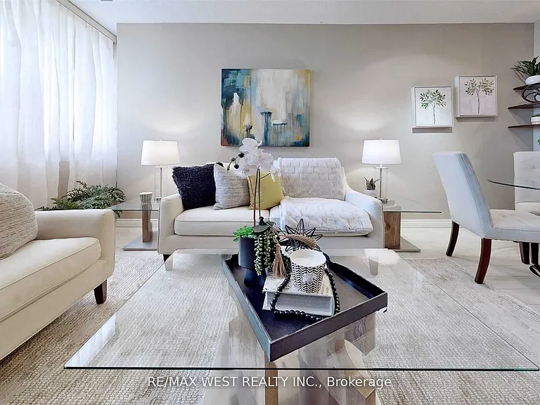 555 Yonge St #604 — Photo 2