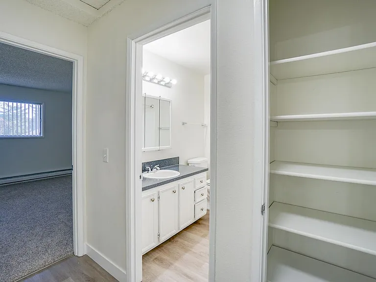 Charwin Court Apartments — Photo 54
